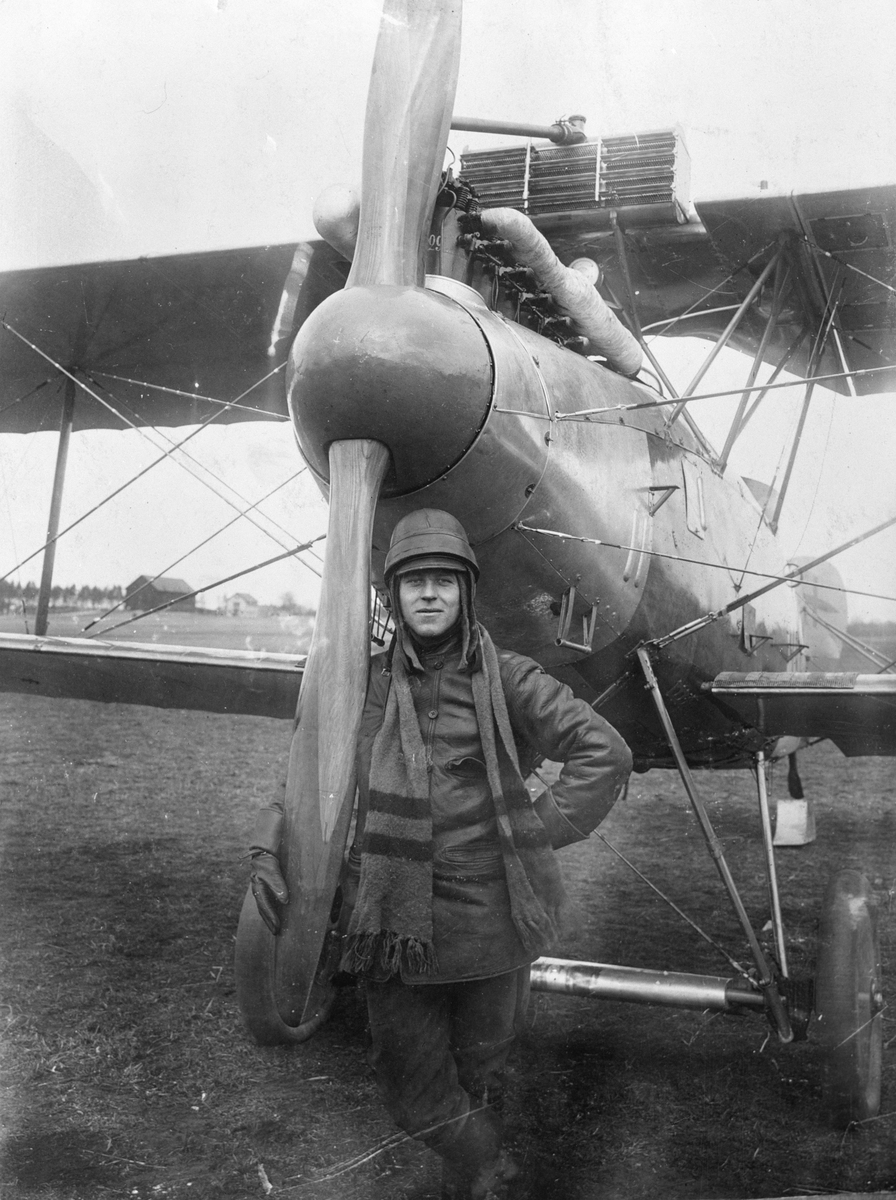 En flygare står vid nosen på flygplan FVM S 18 på Malmen, omkring 1920.