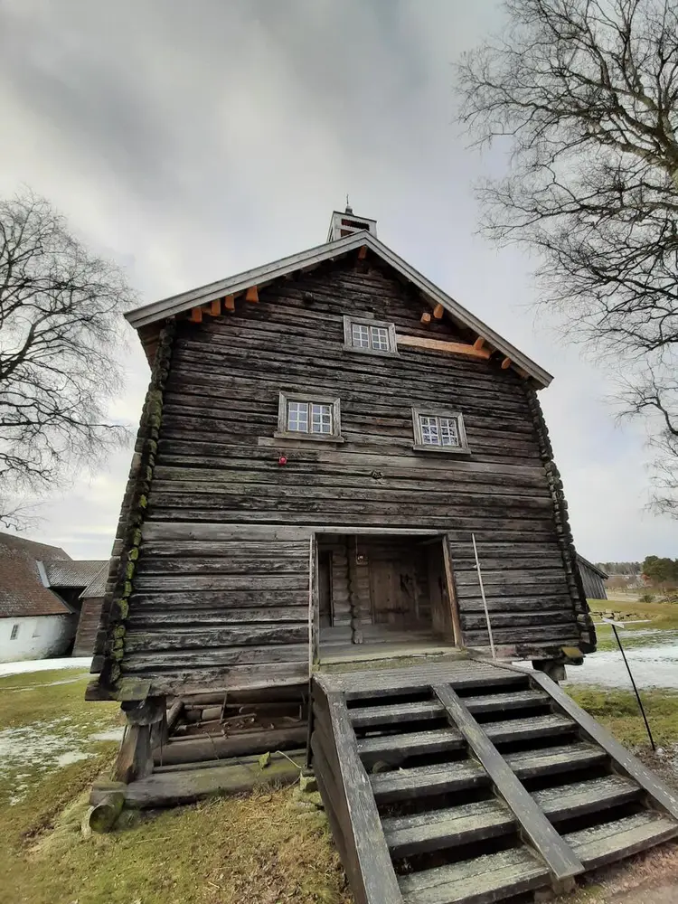 Bygget viser et gammel laftet stabbur.