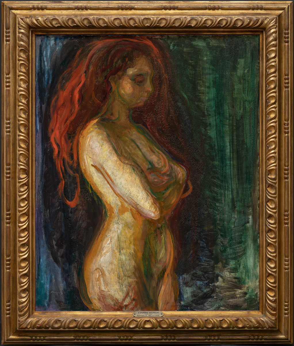 Stående naken kvinne i helfigur i profil til høyre med utslått rødgyllent hår. Armene korslagt under brystet. Grønn og blå bakgrunn.