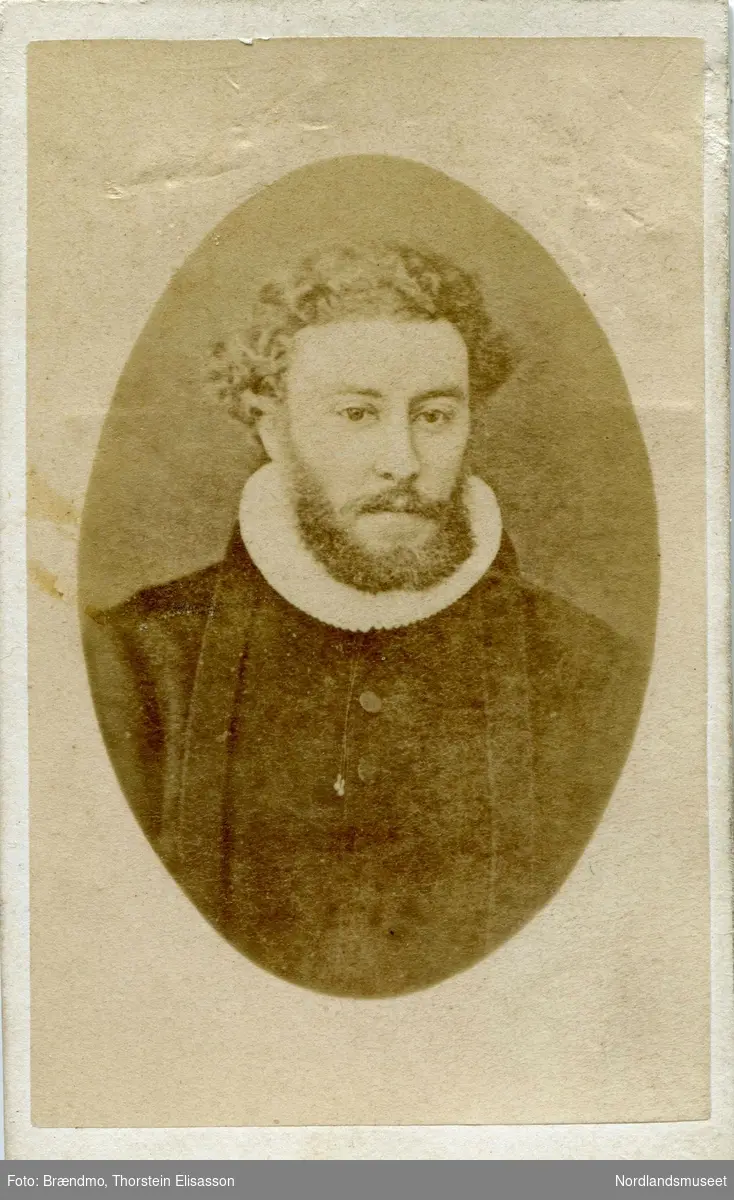 Portrett av en prest, sannsynligvis prest Gustav Dietrichson. Brystbilde med prestekrave.