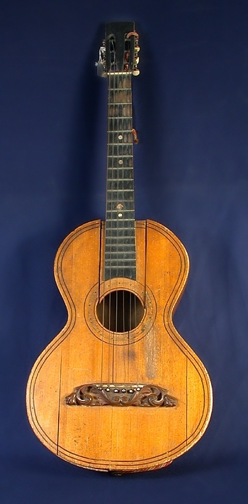Gitarr av barrträ med 6 stycken metallsträngar.