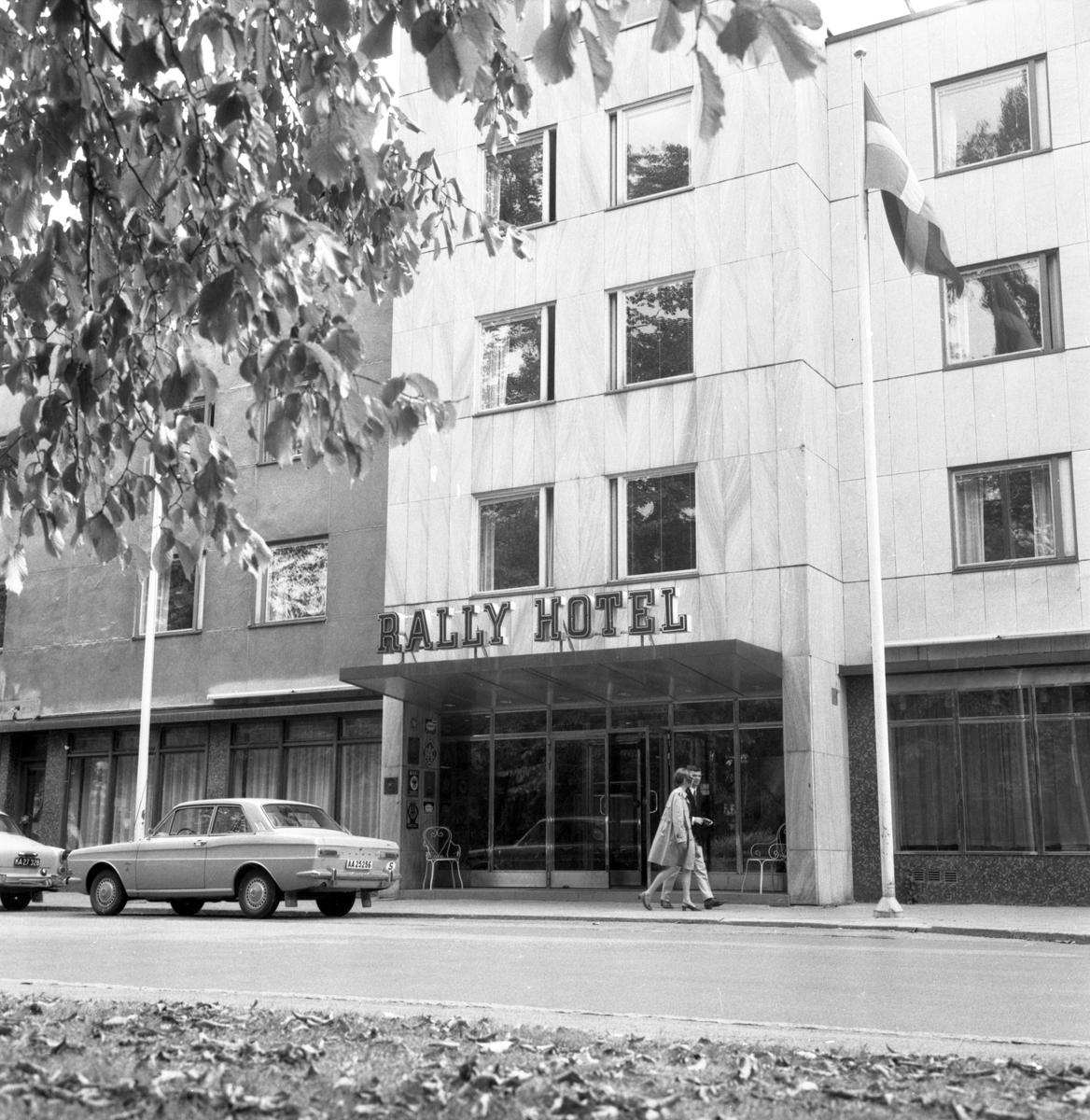 Här har fotografen stannat upp vid Rally Hotel i Linköping. Invigt 1960 som Sveriges första bilhotell som sades vara en kombination av hotell och motell, där både resenärer och bilar blev omhändertagna.