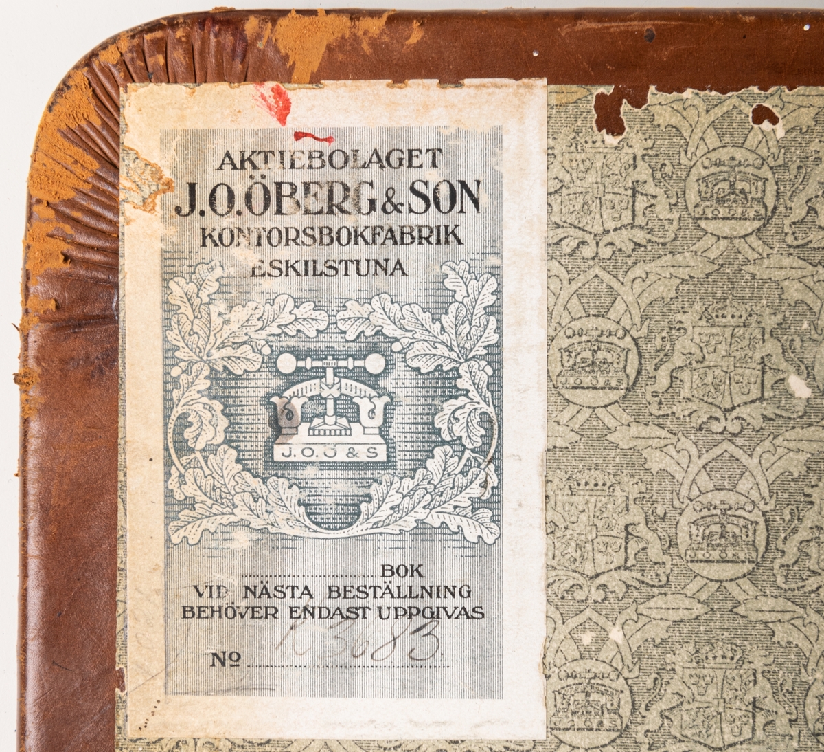 Förrådsbok, optimuspärm, i brunt läder från A.B. J. O. Öberg o son kontorsfabrik Eskilstuna, 1920.
Pärmar av skinnklädda träskivor.
