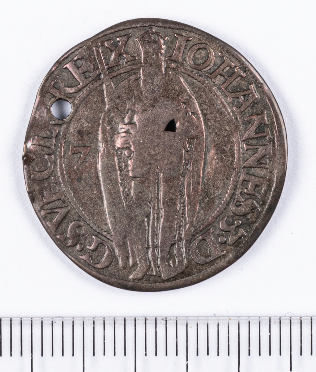Mynt, 1 öre, Sverige, Johan III, silver. Med hål.