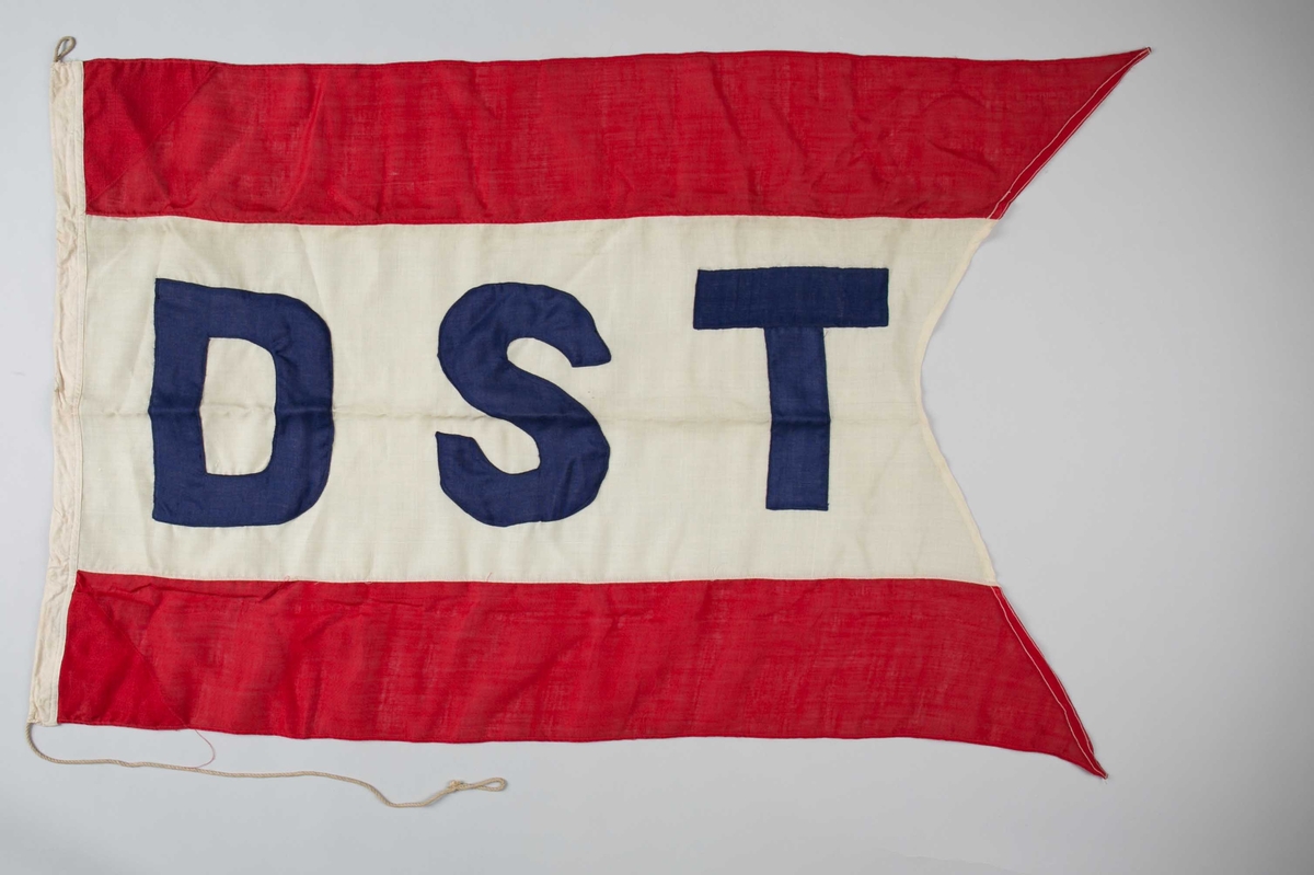 Rederiflagg for Dampskibsselskapet Topdal AS. Splittflagg med tre felt (fra øverst) i rødt, hvit og rødt. På det hvite feltet blå bokstaver DST. Med tau for opphenging.