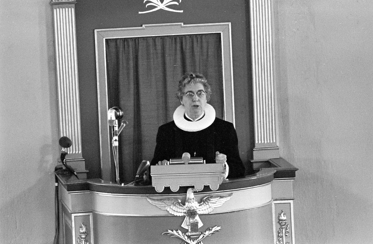 Serie bilder fra ordinering av Ingrid Bjerkås som første kvinnelige prest i den norske kirke, 13. mars 1961 (Heiberg).
Serie reportasjebilder fra hennes virke i Berg og Torsken i Senja, oktober 1961 (Nymark).