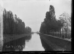 Kanalen i Horten med trær på begge sider av vannet.