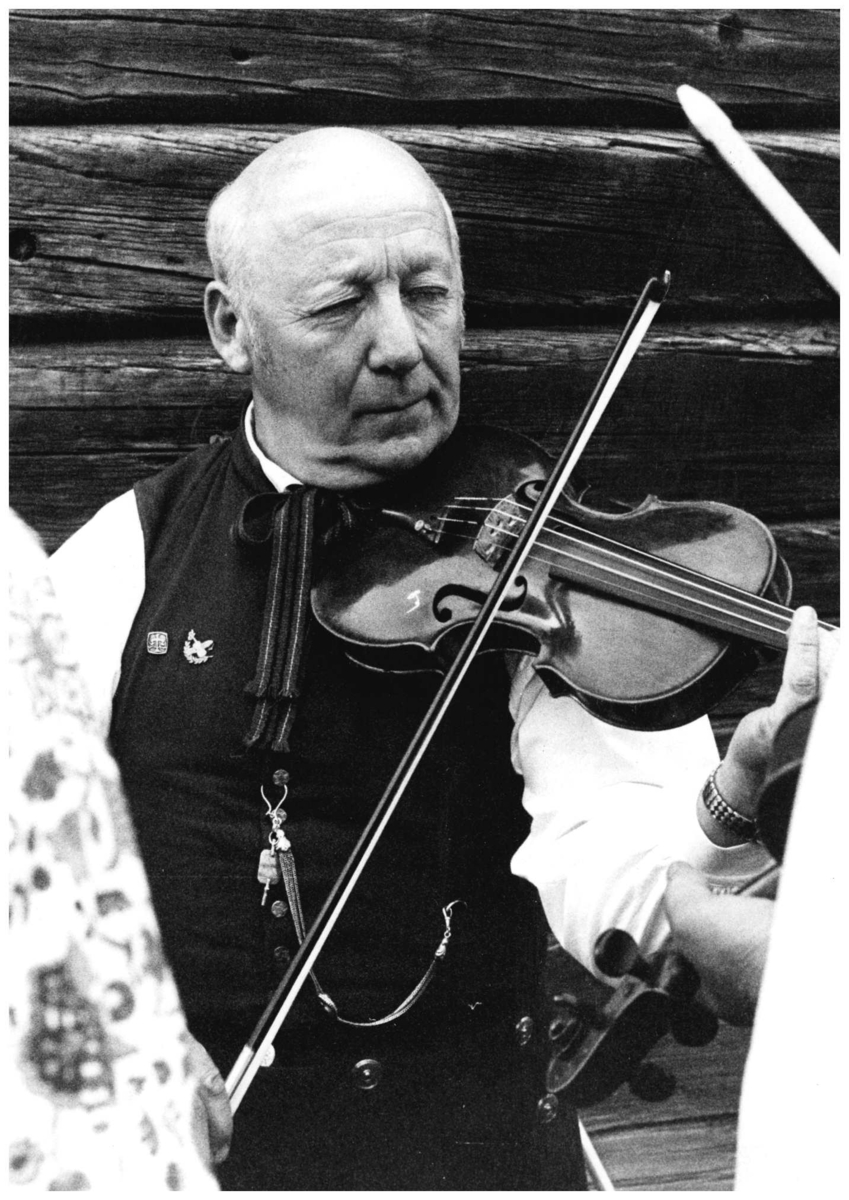 Inspelning med Vilmar Sjöberg i Vålberg. Inom Folkmusikprojektet gjordes från 1976 och några år framåt, inspelningar på magnetband när spelmän berättar om sitt musicerande och spelar låtar på sina instrument. På några av inspelningarna förekommer även sång och dans.
