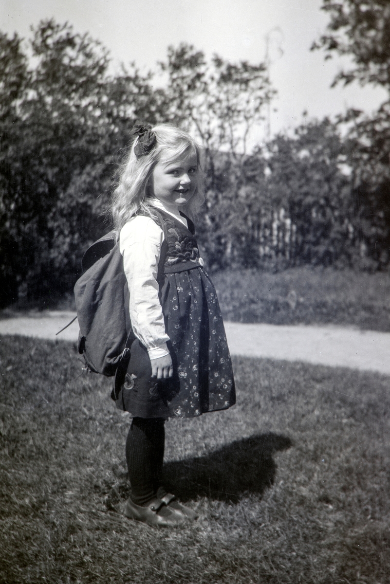 Andrea Margrethe Glærum, født Gjestvang (1914-1993) på første skoledag. Hun begynte på Kløfta skole. Bilde tatt i hagen på Nordre Ottestad i 1921.