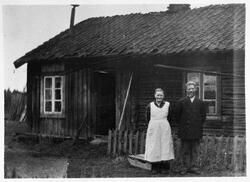 Mathilde og Martin Elvebakken avbildet foran husværet Elveba