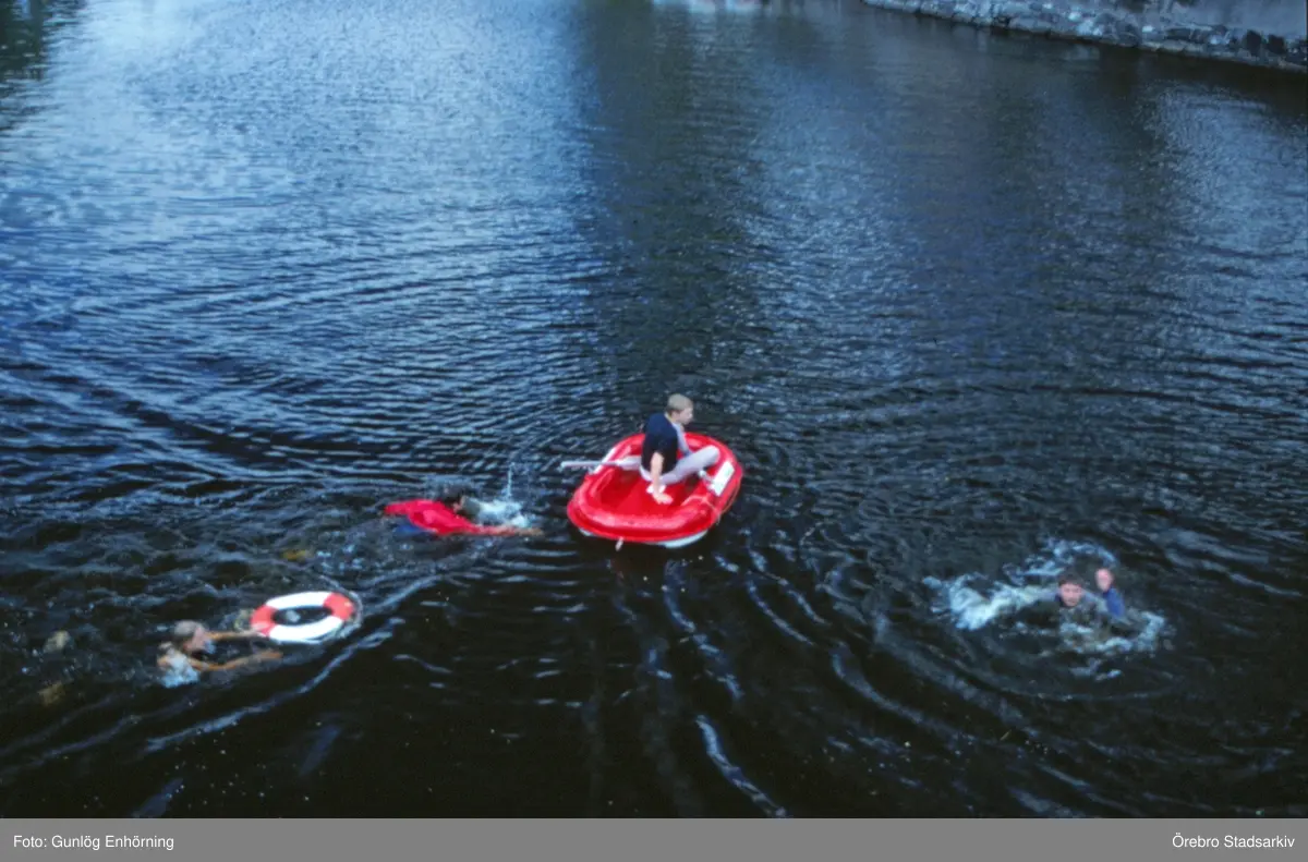 Livräddningsuppvisning i Svartån, båtens dag 1996 - Örebro Stadsarkiv ...