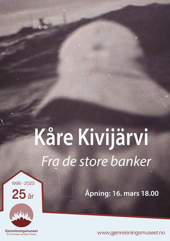 Plakat til fotoutstilling av Kåre Kivijärvi: "Fra de store banker" ved Gjenreisningsmuseet. Et utydelig bilde viser en sydvest og i bakgrunnen landskap i Finnmark. Utstillingen åpner 16. mars 2023 kl. 18:00.
