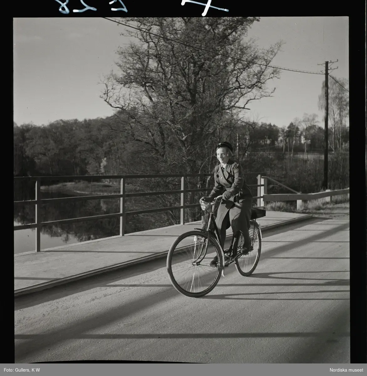 564 Vårgårda Havregryn. Ung kvinna cyklar över en bro.