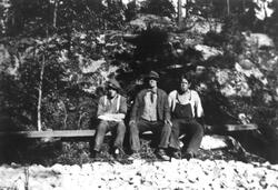 Bygging av Nipaveien 1937-39. Tre veiarbeidere. Fra venstre 