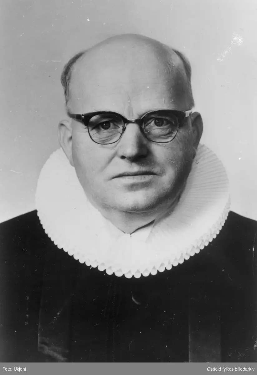 Portrett av Eugen Arthur Spydevold, prest i Råde fra 1942-46.