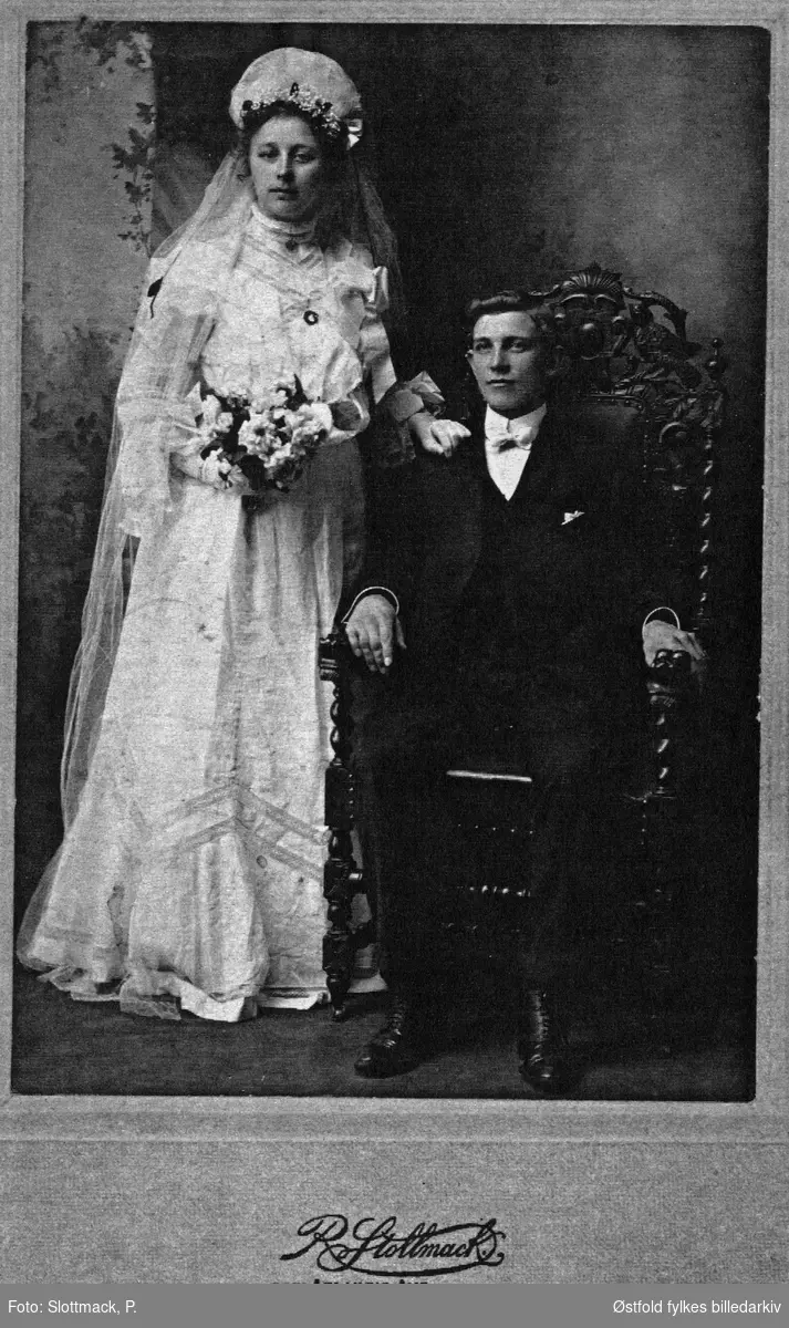 Amerikansk brudepar. Ant. venner til familiene til Olava og Anna Narvestad som etter 1900 dro til USA og bosatte seg i Davenport i North-Dakota, giftet seg der. Brudeperet er ukjent. Søstrene var født på gården Grefsli i Trøgstad.