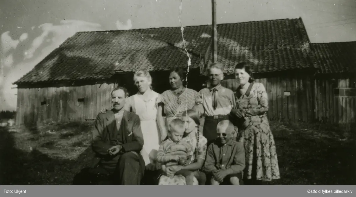 Sigvart og Olava Brusevold med sine syv barn, ca. 1933, på tunet til gården Brusevold i Varteig.
Fra venstre Sigvart Brusevold, Signe med Sverre på fanget, Edvart. 
Bak: Olava, Johanne(svigerinne), Einar og Else Brusevold.