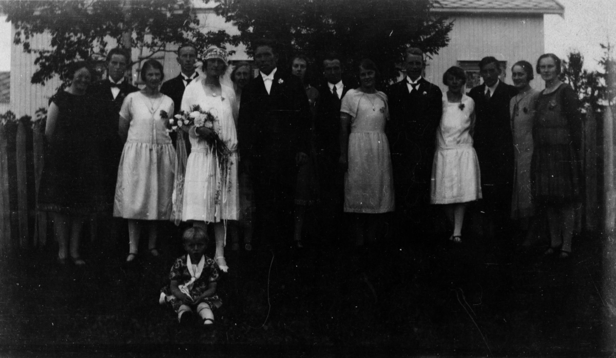 Gruppebildet fra bryllupet til Johanna og Ottar Nilssen 9. september 1927.