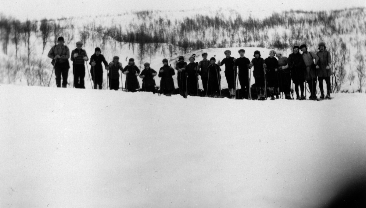 Skoleklasse fra Bakkehaug skole på skitur til Fjellro i Grønnkamplia, Målselv.
