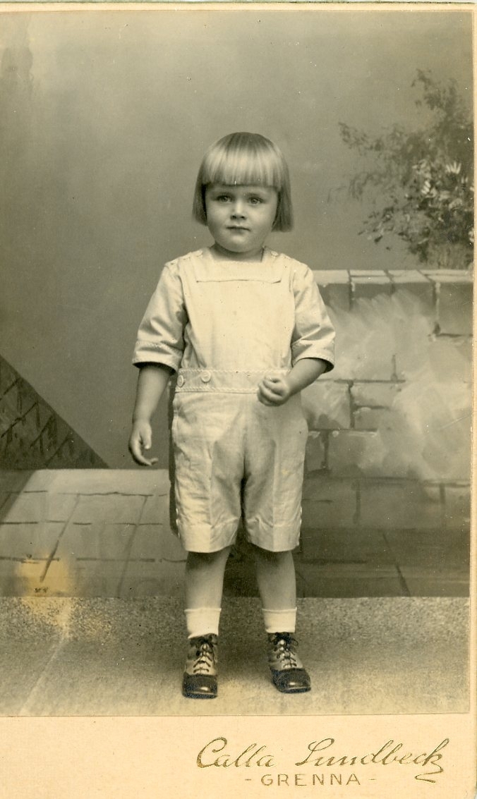 Kabinettsfotografi: en okänt litet barn i knäkorta byxor.