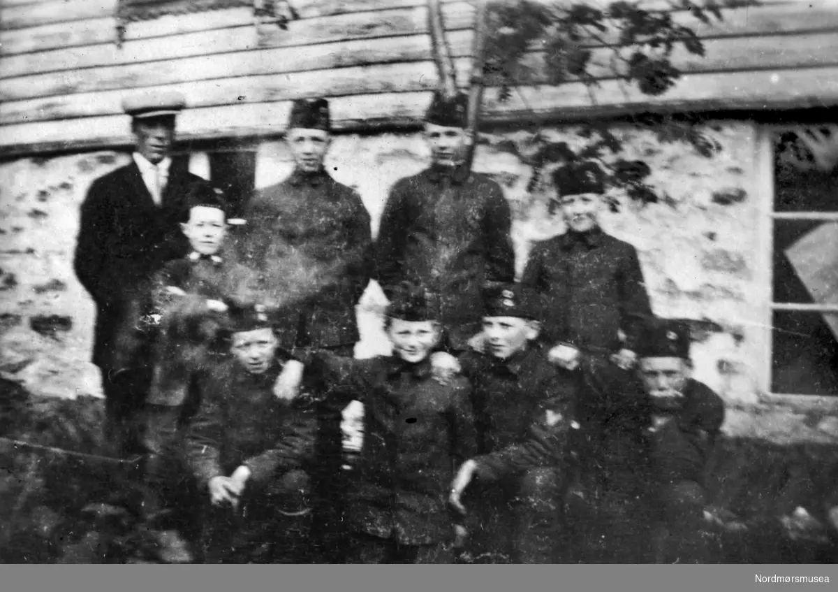 Guttemusikken i Kristiansund på tur til Sykkylven, trolig Pinsen 1921. Fotografier fra protokollen til Kristiansunds Guttemusikkorps i perioden 1917-1927. Protokollførere var brødrene Hans og Herlof Harstad. Protokollen er i museets privatarkiv under nr. 684. Giver av protokollen er Knut Harstad. Fra Nordmørsmusea sin fotosamling.