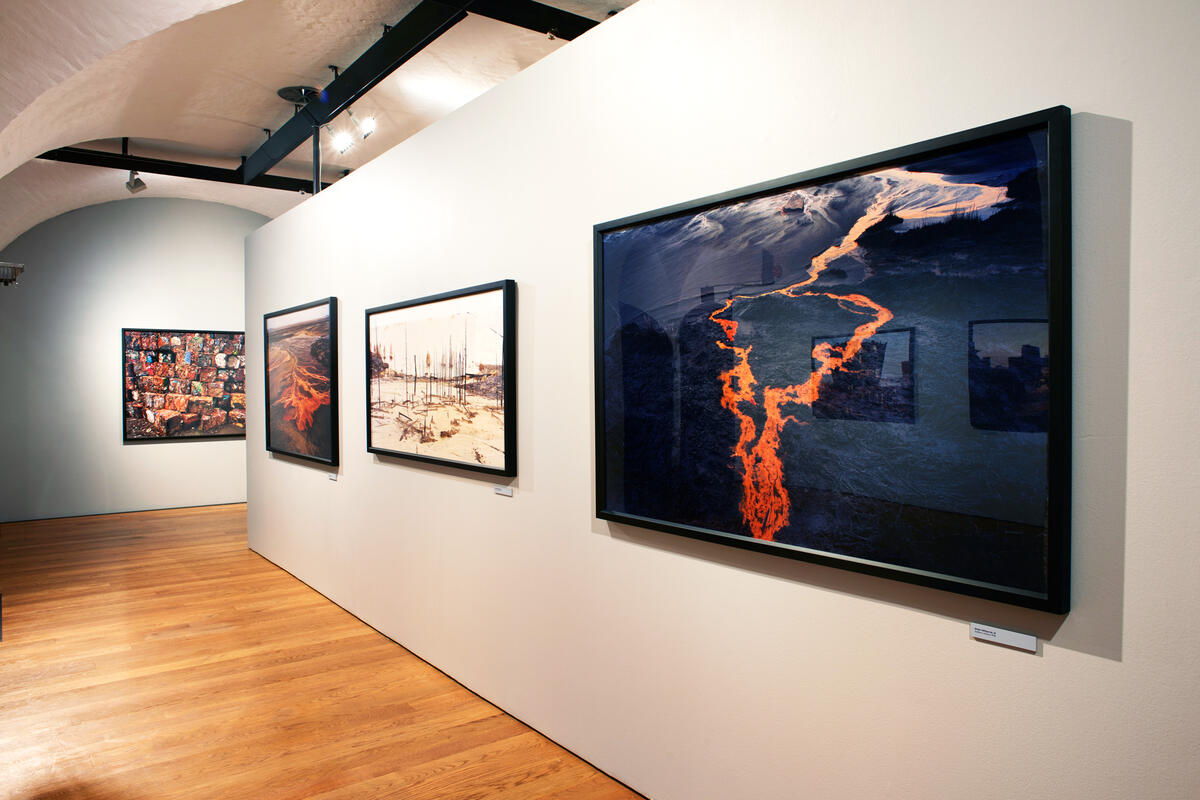 Dokumentasjonsfoto fra utstillingen Edward Burtynsky. Burtynskys bilder henger på veggen, de er ganske fargerike og dramatiske, og tar for seg forurensning i verden.
