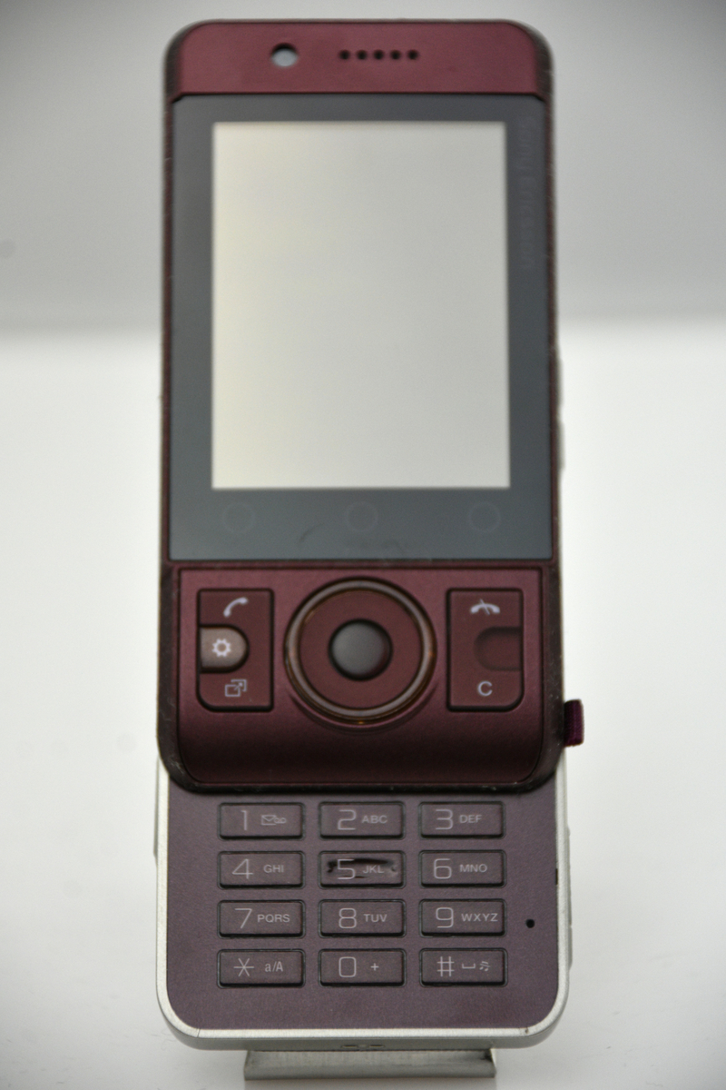 Mobiltelefon Sony Ericsson eventuellt typ W395, prototyp.
IMEI-nr 00460102-309732-3, märkt 07W14