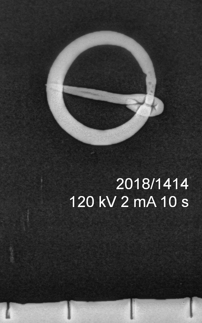 Liten, sirkulær ringspenne av kobberlegering av Søvsøs (2009), type 2.1, med innsnevring/tornefeste (0,5 cm) i ringen. Nål er hel og bevegelig, mens selve ringen er tynn og har rundt tverrsnitt.  