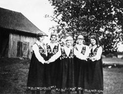 Rolvsøy Leikarring i 1927 - stiftet av Ragna Sagaas (lærer).