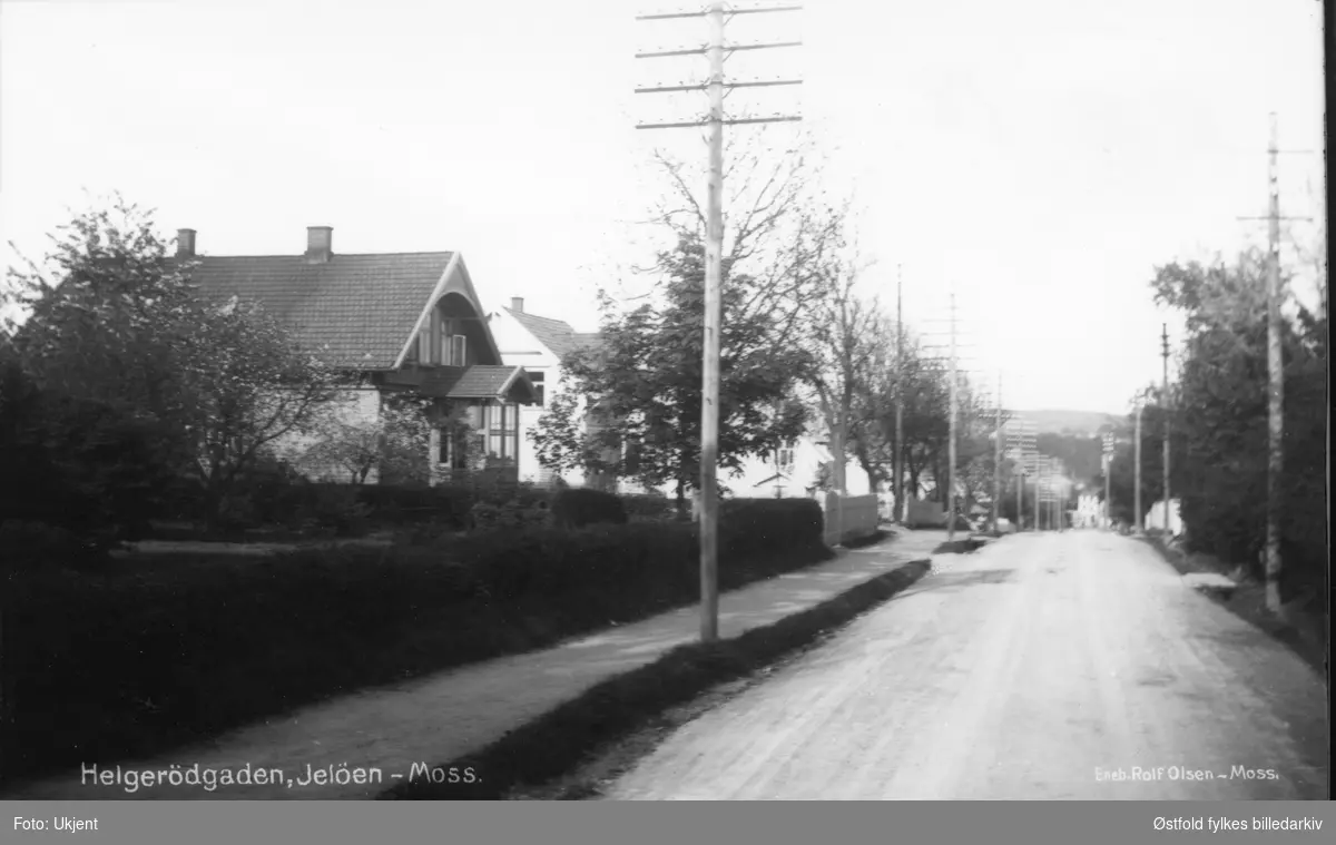Helgerødgat, Jeløy i Moss ca. 1915-20 sett nedover gaten fra omtrent Gimlekrysset (hvor gården Gimle lå) på venstre side. Postkort.