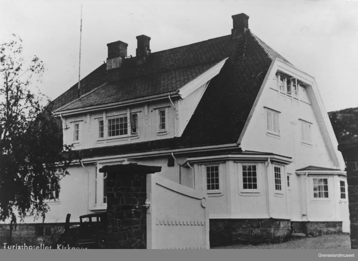 Bildet viser Turisthotellet i Kirkenes i 1938. Bygningen var opprinnelig en villa, bygd under anleggstiden for en av ingeniørene ved A/S Sydvaranger. På 1930-tallet ble det oppsving i turisttrafikken, og villaen ble tatt i bruk som hotell.