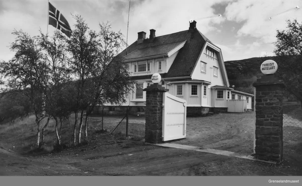 Bildet viser Turisthotellet i Kirkenes. Bygningen var opprinnelig en villa, bygd under anleggstiden for en av ingeniørene ved A/S Sydvaranger. På 1930-tallet ble det oppsving i turisttrafikken, og villaen ble tatt i bruk som hotell.