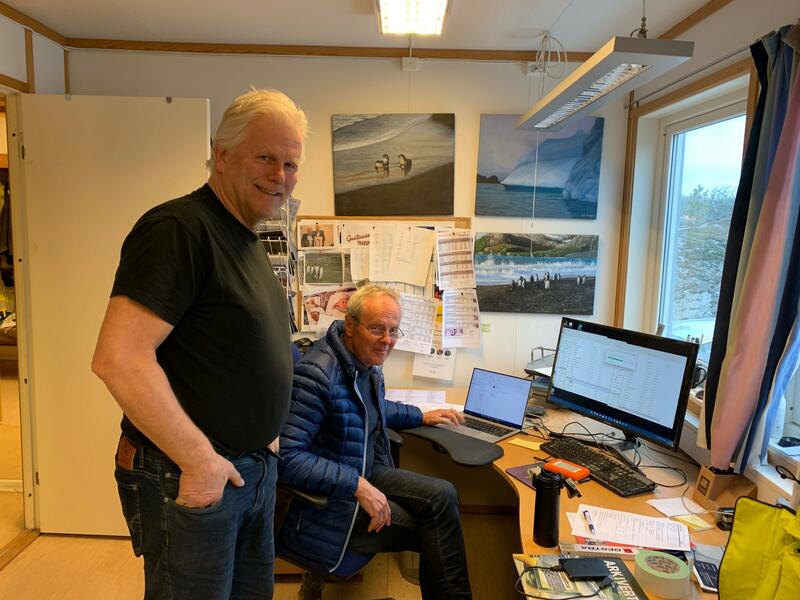 Rocks of Norways digitale arkiv kopieres for sikker langtidslagring i Vestfoldarkivet. Daglig leder Torger Lingelem og Torkel Thime fra Bergindustriarkivet ser til at overføringen går som den skal.