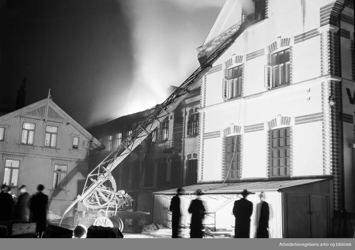 Brann i Viking Remfabrikk, som lå i Arctanderbyen med adresse Svingen 10, Ekeberg. Januar 1947