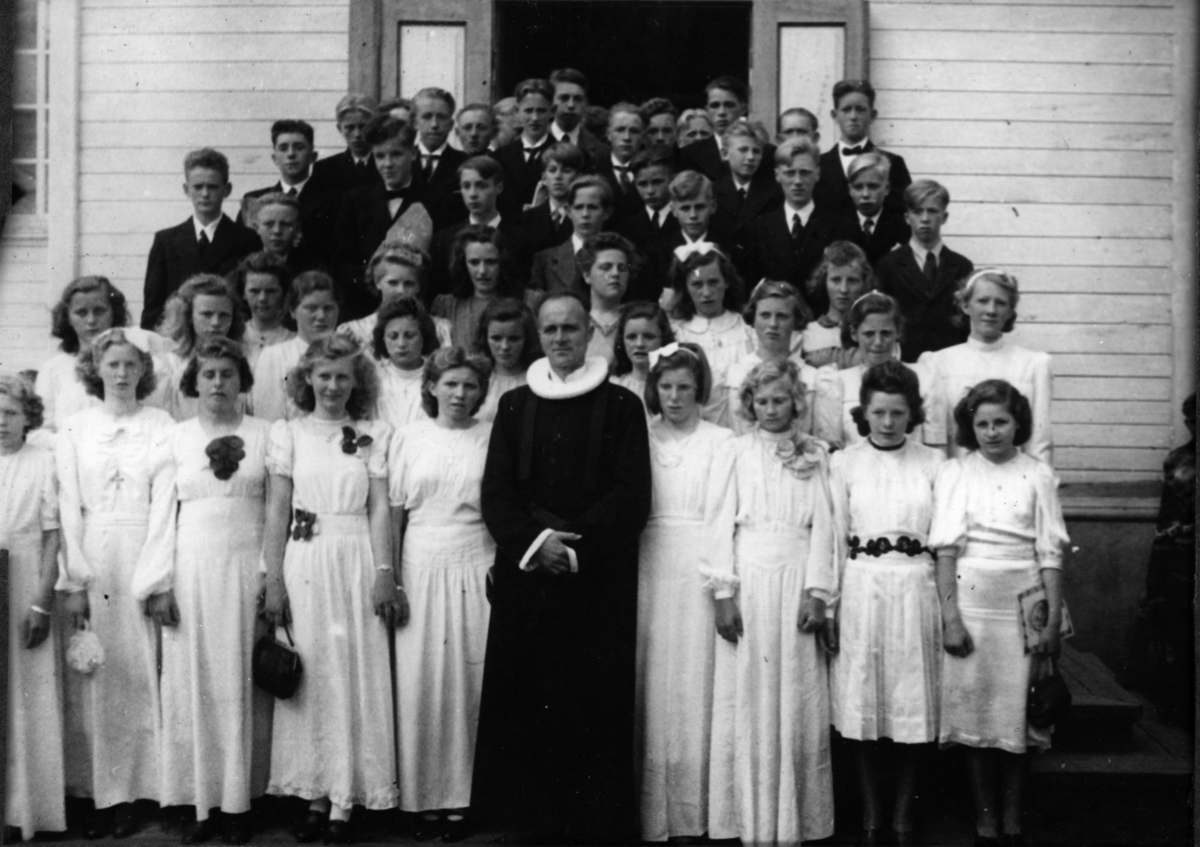 Konfirmasjon 9. juli1944 i Målselv kirke. Konfirmasjonen var ledet av sogneprest Bernhard Eggesbøe.
