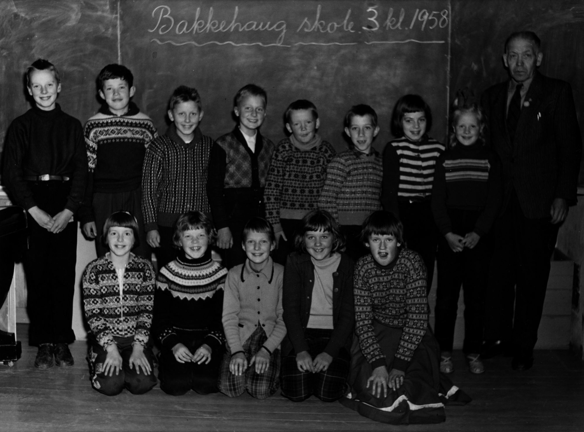 Bildet visser tredje klasse ved Bakkehaug Skole i 1958.