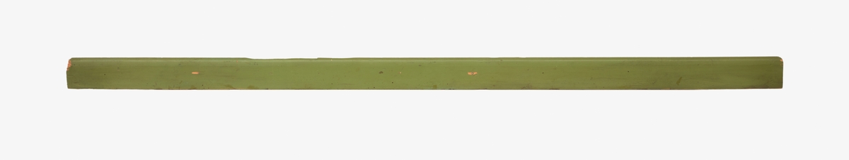 Altaromfattning i grönmålat trä från Baptistkyrkan i Falun. Omfattningen består av två pilastrar försedda med kannelyrer och enklare dekorlösa kapitälavslut. Ena pilastern saknar flera profillister. 
Pilastrarna bär upp ett triangulärt tympanonfält som vilar på en bred gesims. Tympanonfältet dekorerat med en monokrom svartvit målning med ett snedställt kors och en banderoll med texten ”Evig frid”. Gesimsen täcks av en stor textslinga i gult som lyder: ”Icke min vilja utan din”.