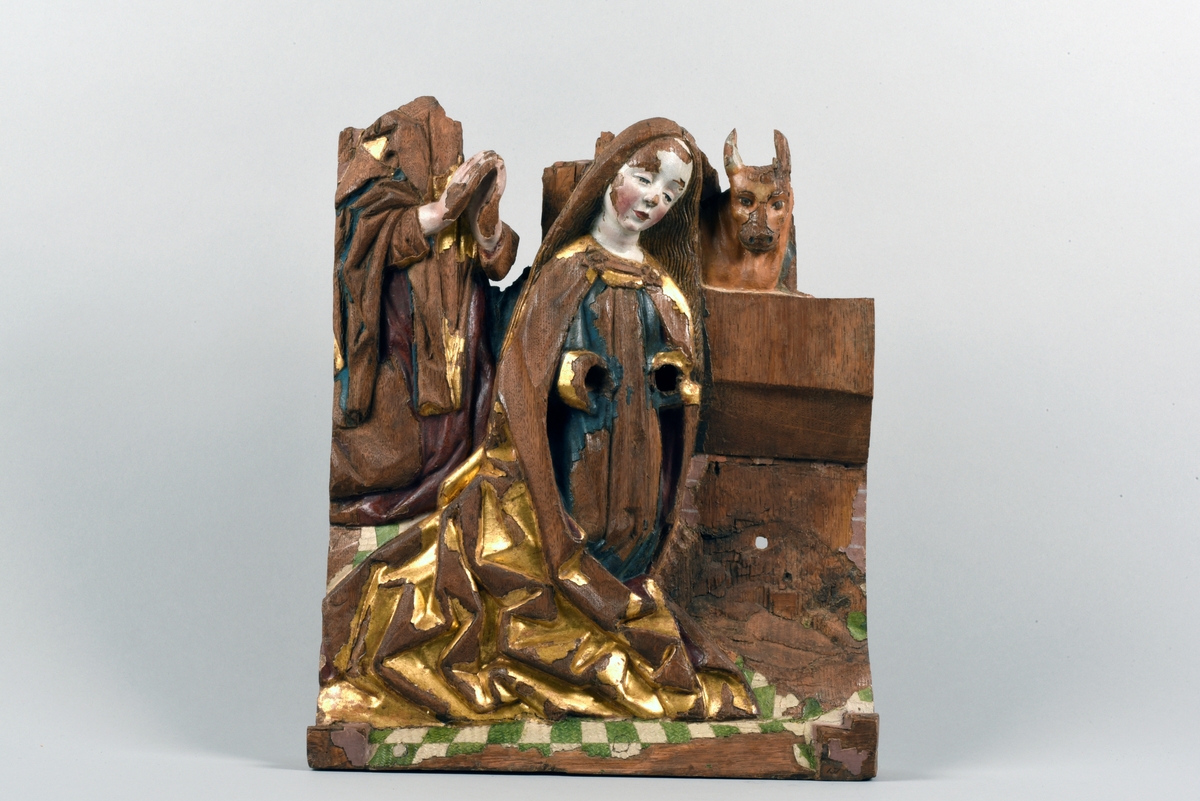 Fragment av en födelsescen, där man endast kan se Marias figur i förgrunden och en oxe i bakgrunden. Marias händer saknas. På hennes högra sida finns en bedjande figur vars huvud saknas. Några rester av färg, särskilt guldet på Marias mantel, kan fortfarande ses.
