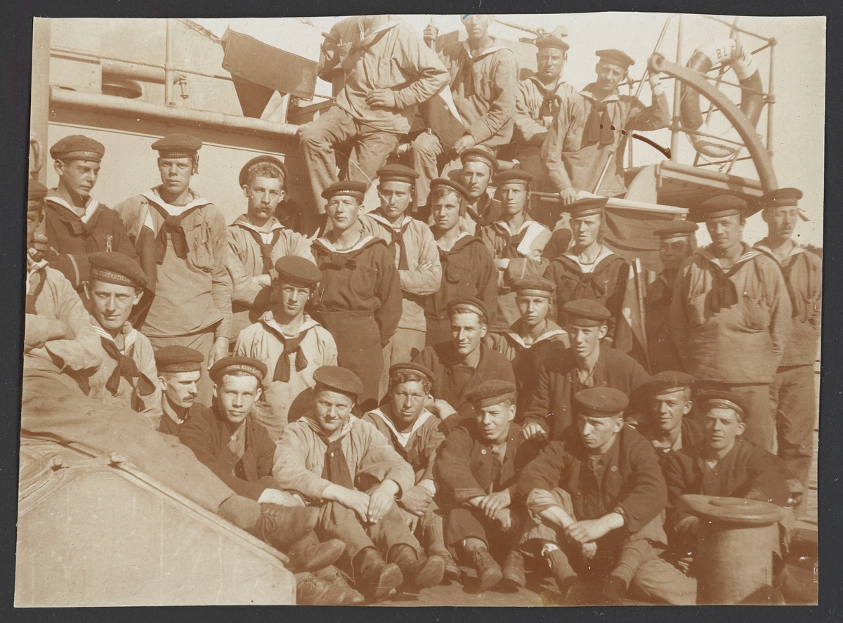 Bilden visar manskapet på Ballongfartyget nr 1 som har samlats för en gruppfoto. Fjärde mannen från höger i andra raden ska vara Birger Hallgren.