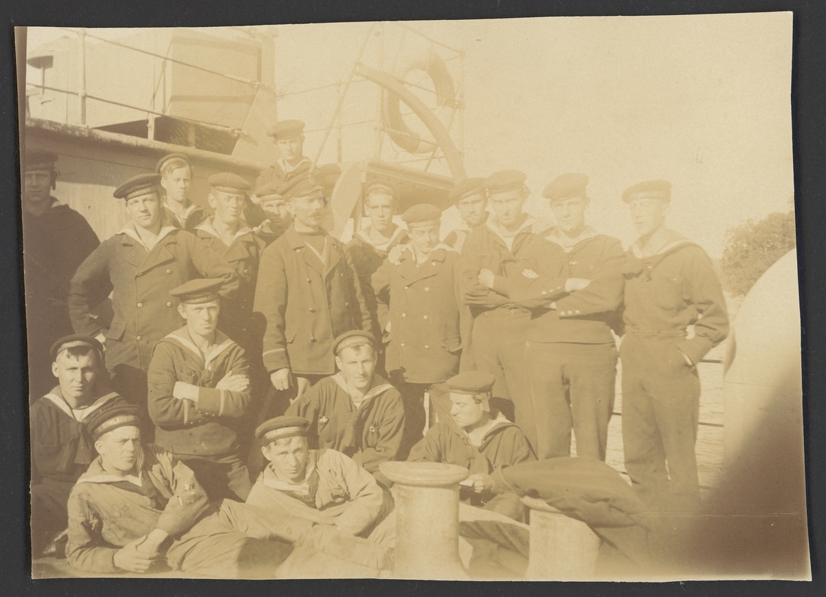 Bilden visar manskapet på Ballongfartyget nr 1 som har samlats för en gruppfoto. Andre mannen från vänster i andra raden ska vara Birger Hallgren.