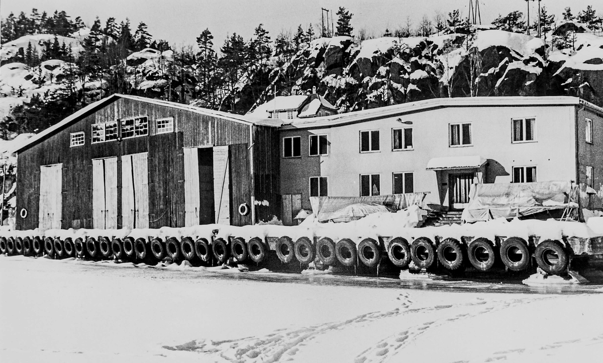 Fossing Bruk, Fossingfjorden, Kragerø kommune, 1980-åra. Inngangen til fabrikken. Vinter.