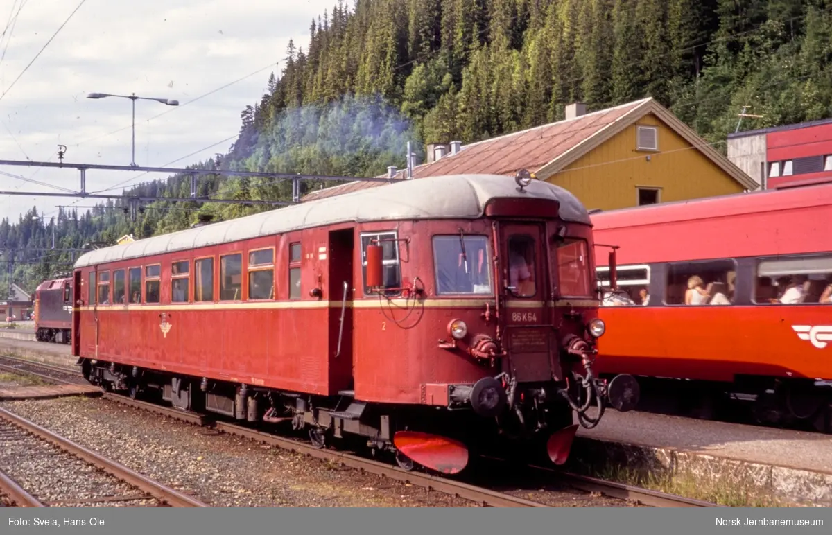 Dieselmotorvogn BM 86 64 med persontog fra Røros til Trondheim, tog 411, på Støren stasjon