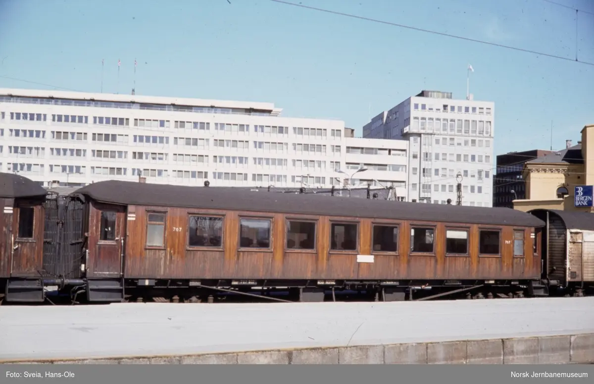 Personvogn litra B22 nr. 707 på Oslo Vestbanestasjon