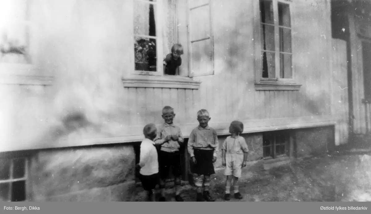 Gode venner og søsken i Nygårdsgaten i 1931. Jenta i vinduet er bildets eier Inger Stensvik. 
Fra venstre: Odd Bergh, Sten Stensvik, Trygve Stensvik,  Ragnar Stensvik. Stensvik-barna var søsken og bodde i huset i bakgrunnen. Se utsnitt av barna!