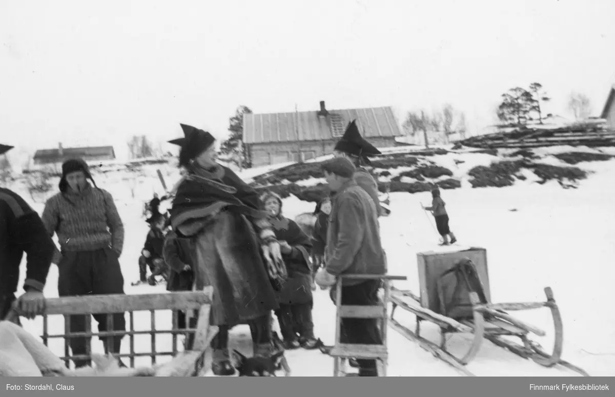 Folk med sleder i Karasjok ca. 1949-1950.