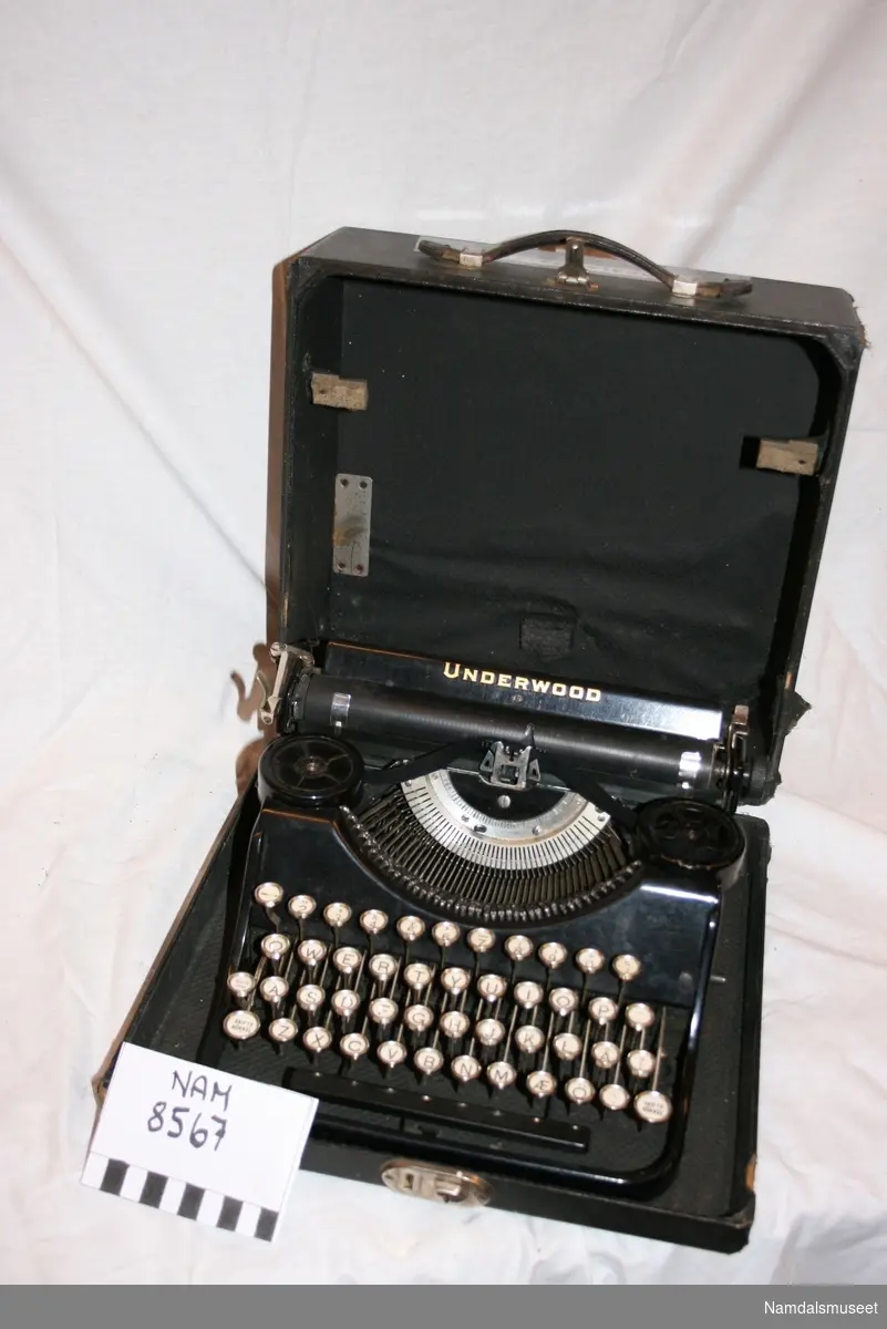 Underwood standard reiseskrivemaskin med fire rekkers qwerty tastatur. Ligger i originaleske