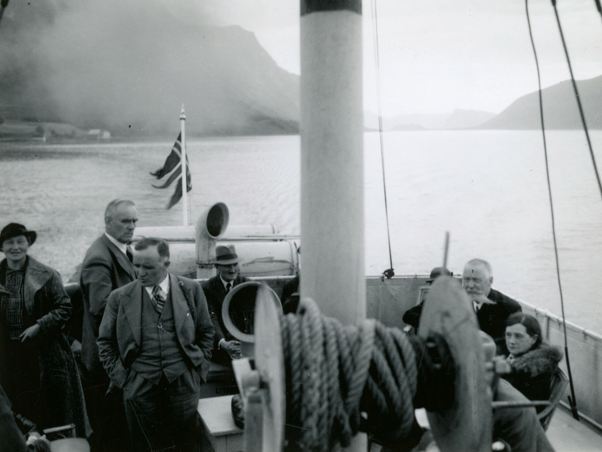 Ombord på "Eira" på reise frå Vartdal til Ålesund 18. august 1937.  Bilda er tatt under Kornrådets reise i fylket.