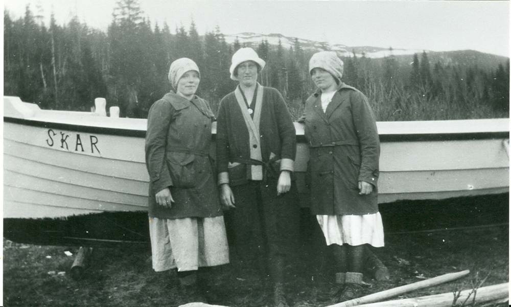 F.v.Borghild Brattli,Olga Johansen (f.Heggli) og Målfrid Unkervatn (f.Brattli).Motorbåten "Skar" på 24 fot,gikk i rute på Unkervatn i nesten 20 år.