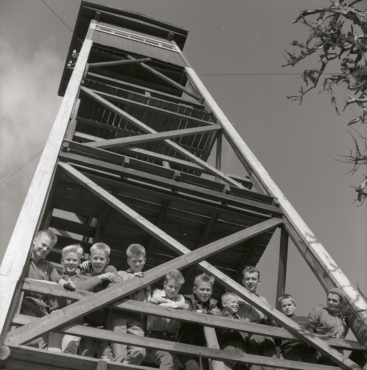 En man och många pojkar står uppe i Höleklacktornet den 11 oktober 1959.
