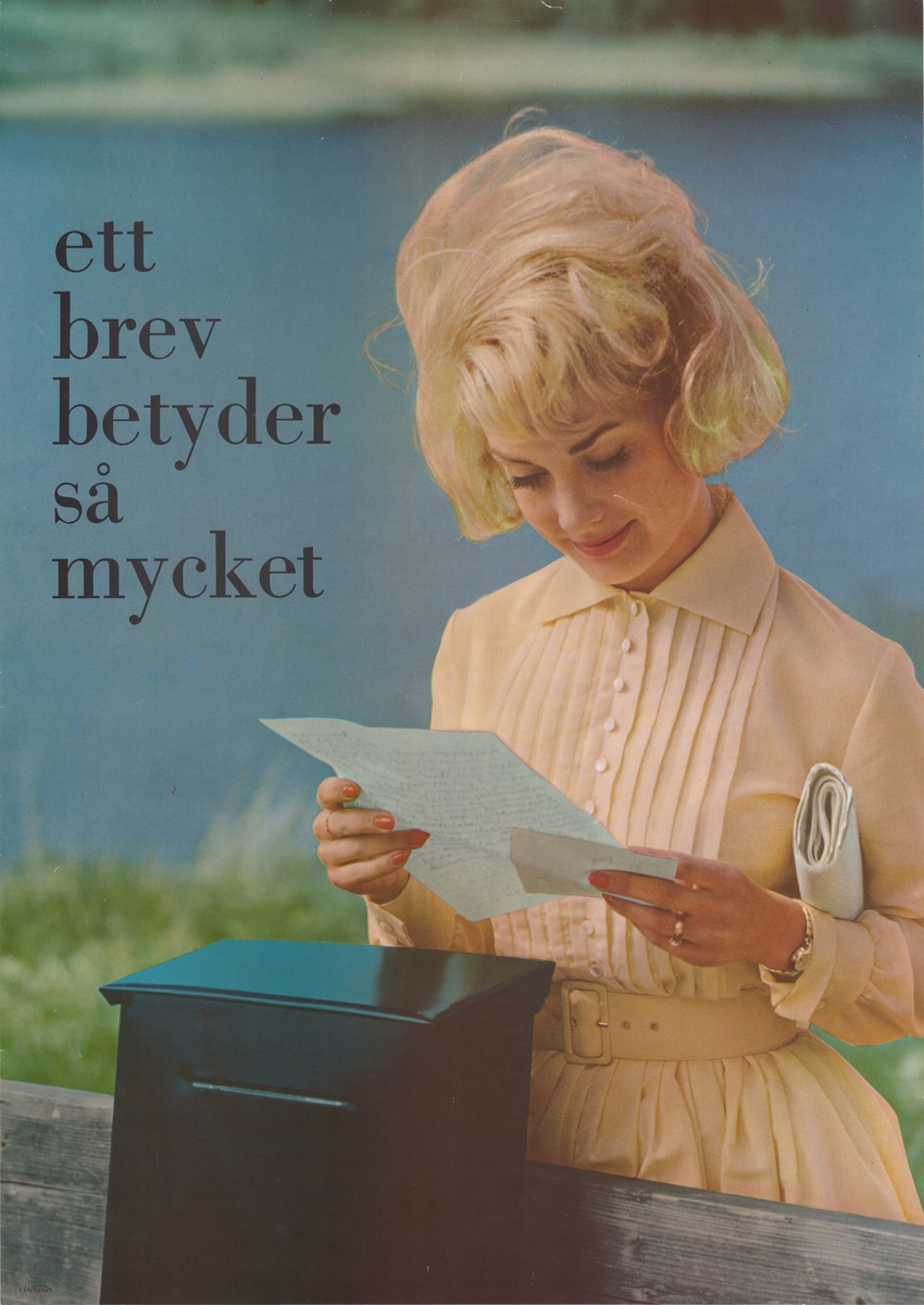 Kvinna hämtar post från en brevlåda och står och läser ett handskrivet brev.